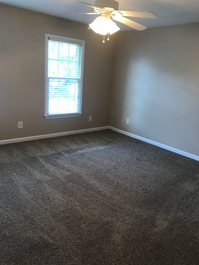 Building Photo - Nice 2 bedroom 2.5 bath town home in quiet neighborhood in town