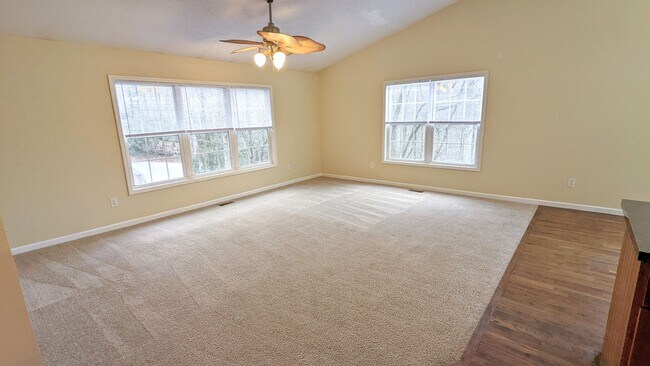 Building Photo - 2/2 Home with Office/Bath/Closet