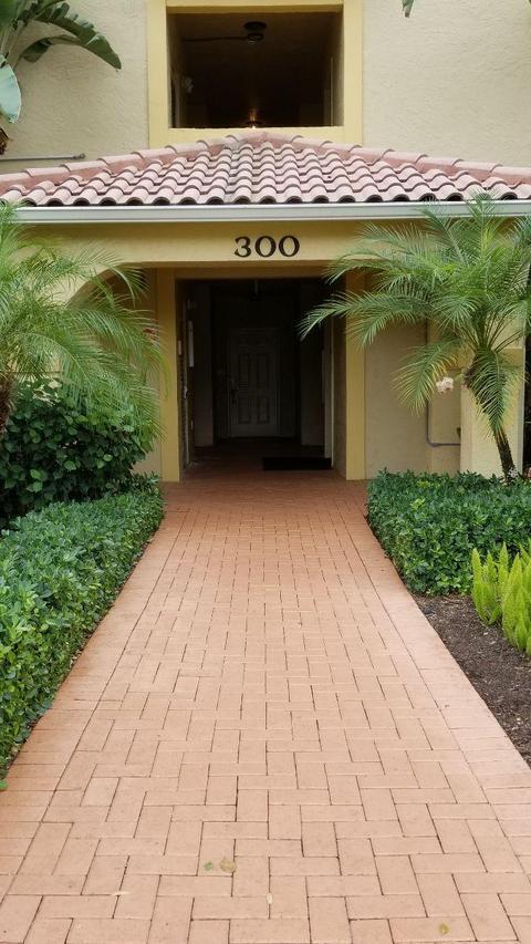 Building Photo - 300 Uno Lago Dr