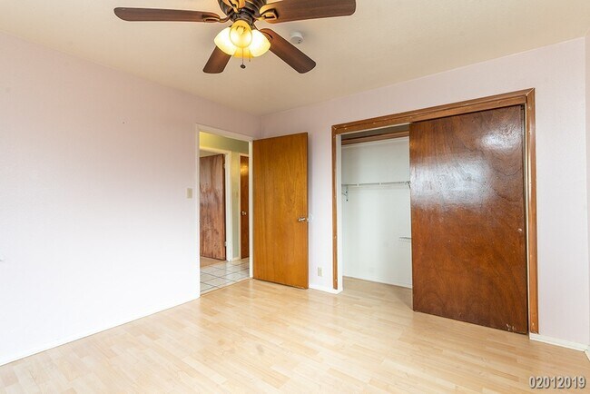 Building Photo - 3BR/2BA/2PKG(TANDEM) STREET LEVEL UNIT IN ...