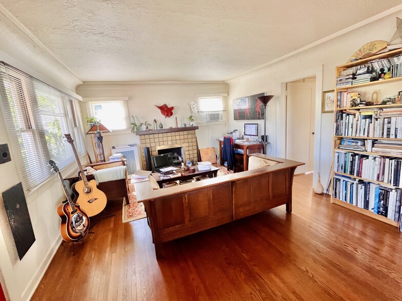 Building Photo - 1042 W 14th St