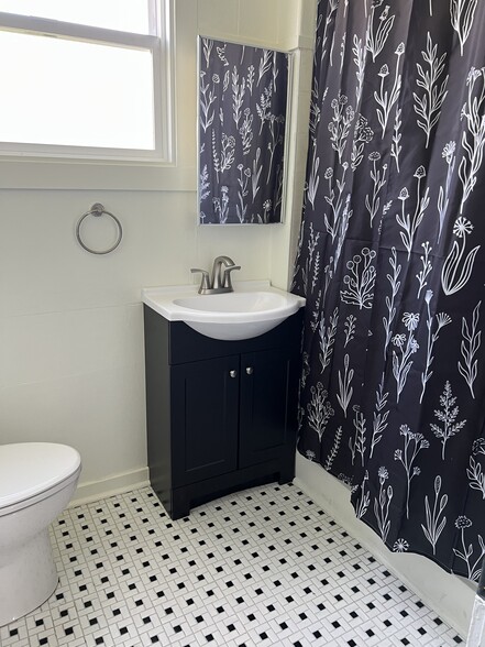 Bathroom wit tub/shower combo - 557 Washington St