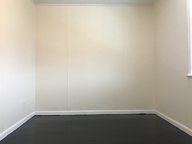 Building Photo - 3 Bedroom Townhome in Morrell Park - Finis...