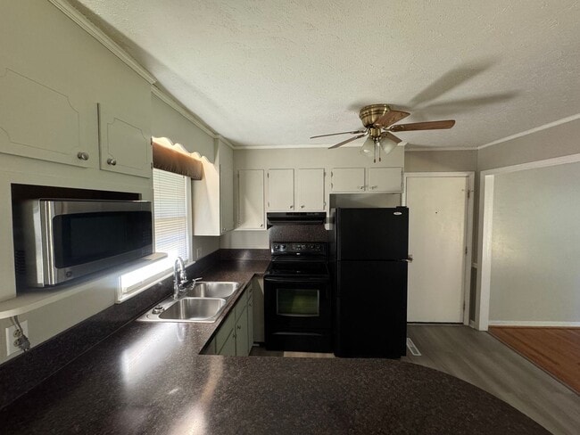 Building Photo - 1696 Crestland Dr