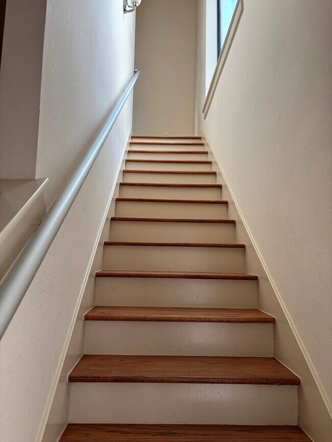 Building Photo - 1510 W 26th St