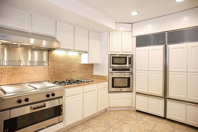 Building Photo - Townhome in the desired Chesapeake Harbour!!!
