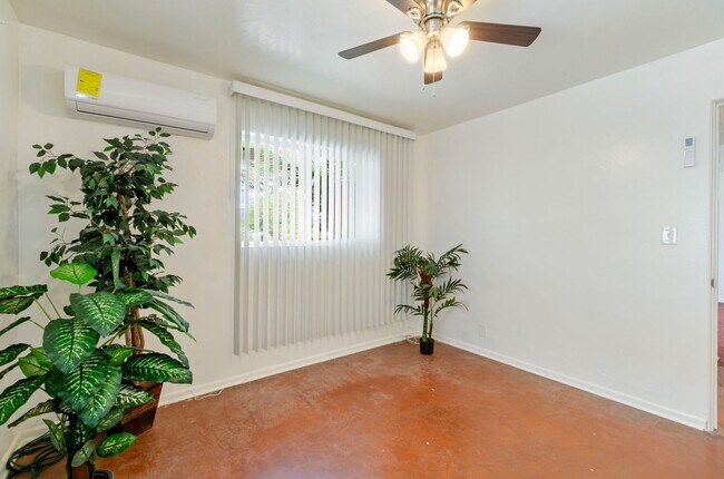 Building Photo - Recently Remodeled Gem! Steps Away from U of A Main Campus!