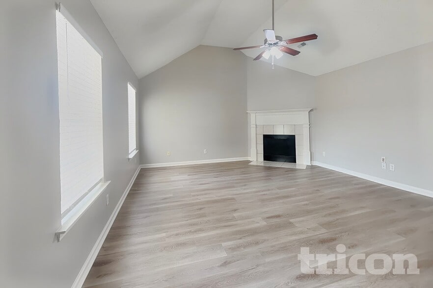 Building Photo - 2121 Montgomery Ln