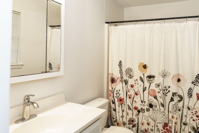 Building Photo - Beautiful 4 bedroom in the heart of Mossy ...