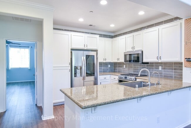 Building Photo - Beautiful 4 Bed, 3.5 Bath Townhouse