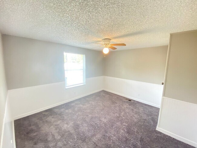 Building Photo - Charming 3-Bedroom, 2-Bath Home with Fenced Yard !