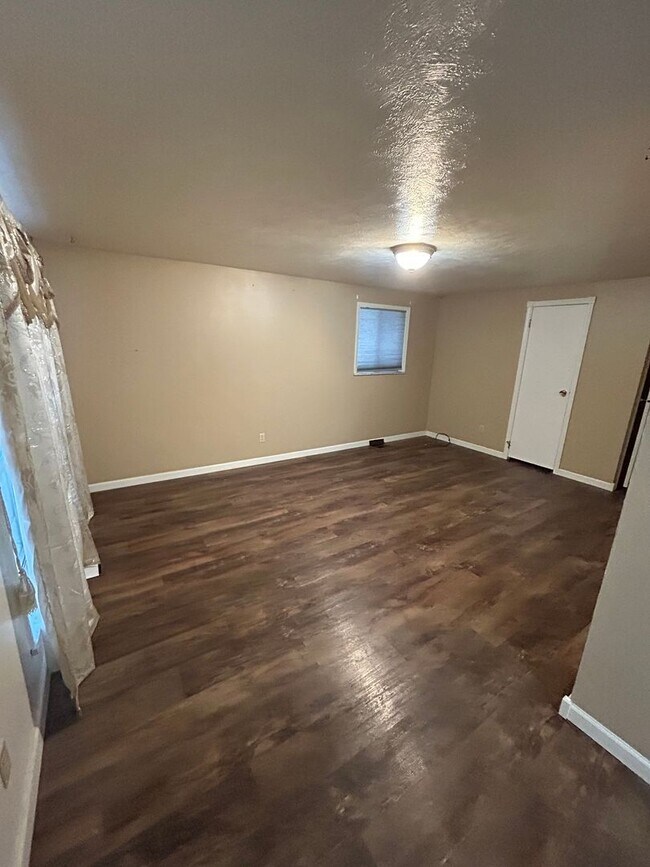 Building Photo - 223 Glenwood Dr