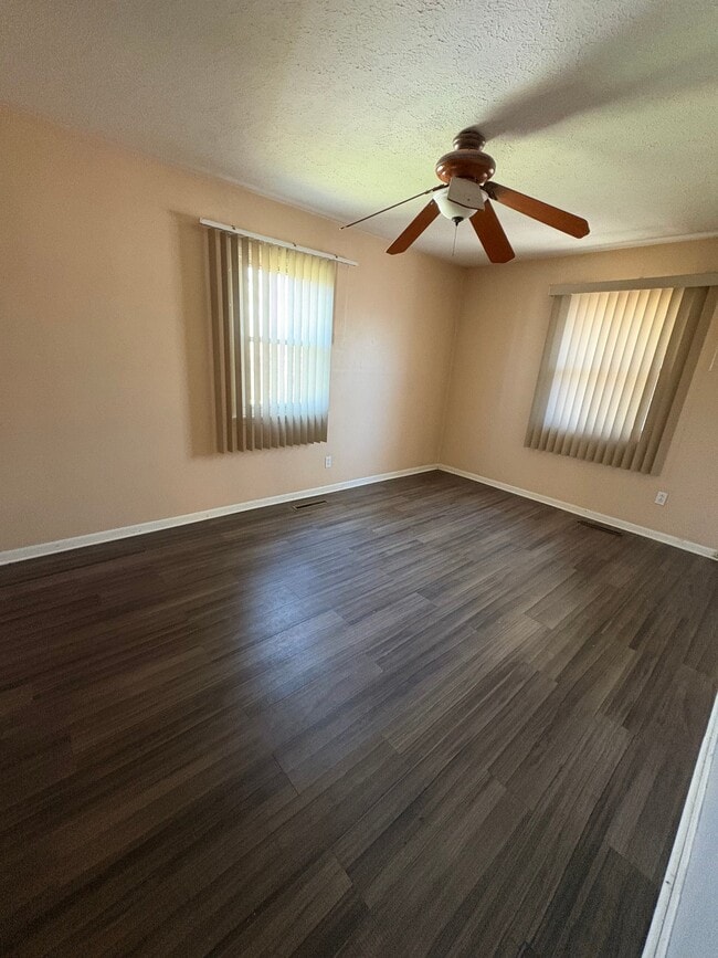 Building Photo - 4564 Dundee Ave