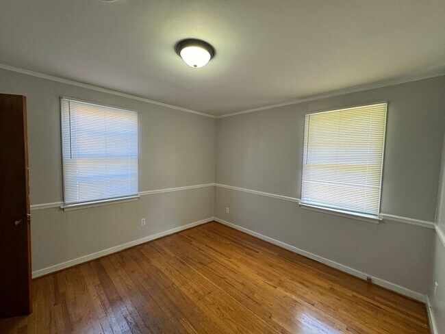 Building Photo - 1143 Lakewood Dr