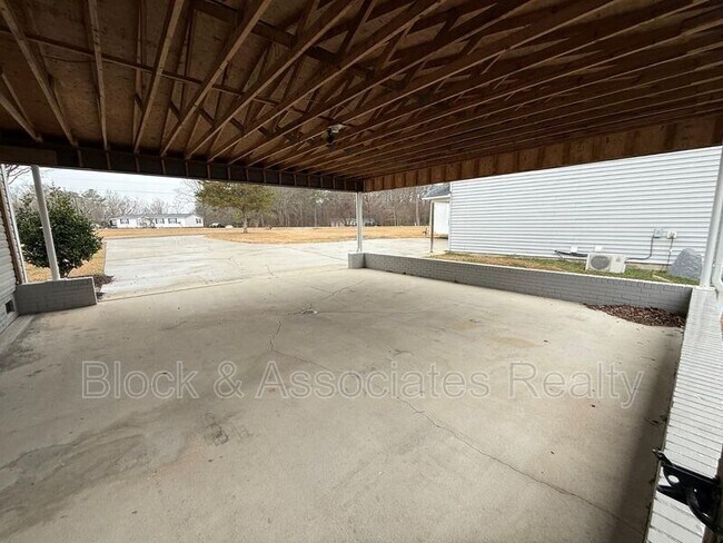 Building Photo - 285 Lennie Smith Rd