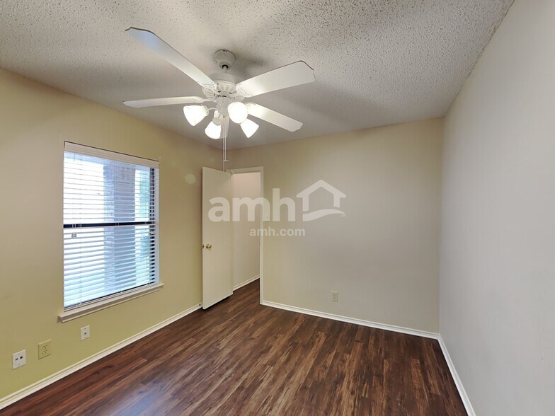 Building Photo - 2231 Creekside Bend