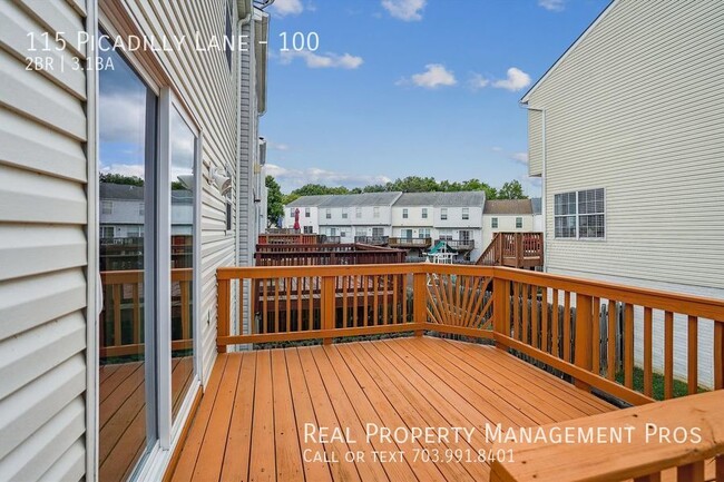 Building Photo - Spacious 3-Story End-Unit Townhome in Prim...