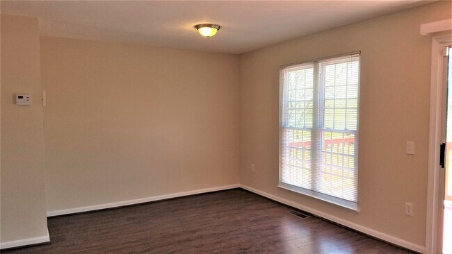 Building Photo - End Unit townhouse in established Frederick neighborhood ready for you!