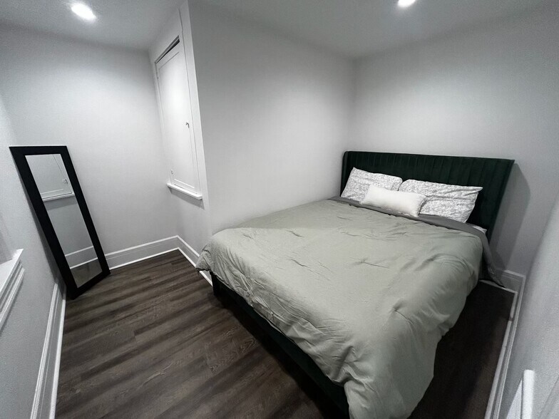 Building Photo - 2215 W Broadway Ave