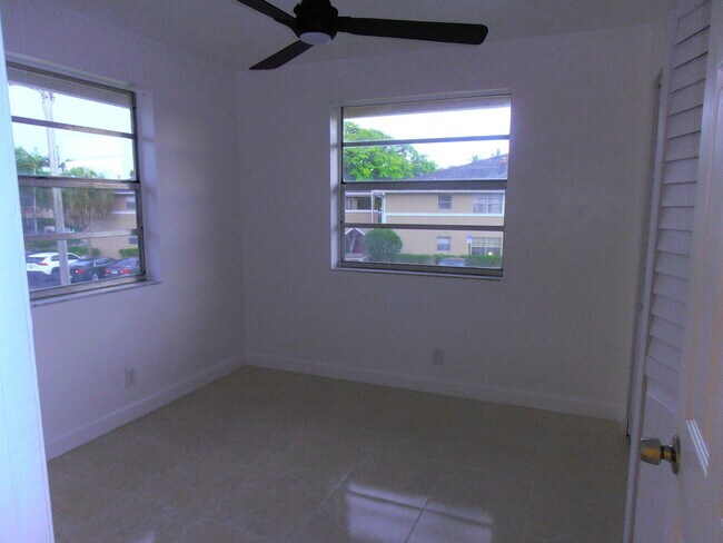 Building Photo - 877 Twin Lakes Dr