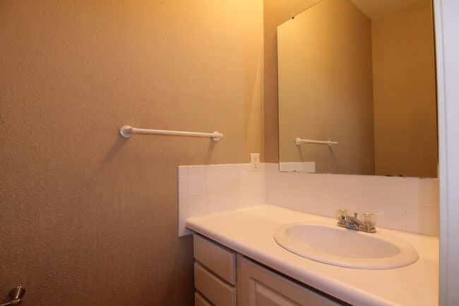 Building Photo - Beautifully Renovated Large 4 bedroom Dupl...