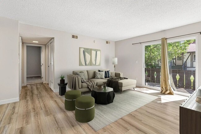 Building Photo - Updated 2 Bed/1 Bath Apartment in Desirable, Quiet Neighborhood