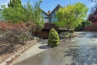 Building Photo - Remodeled Mid-Century 3-Bedroom, 2.5-Bath Home in a Highly Desirable Boise Neighborhood