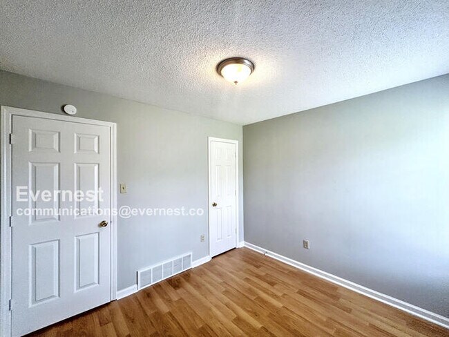 Building Photo - Spacious 3 Bed, 2 Bath / Pet-Friendly / Coming Soon!