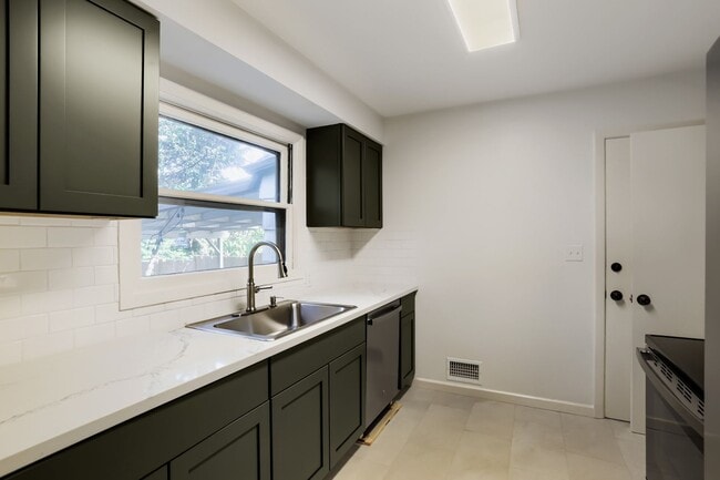 Building Photo - South Tabor — 2BR/1BA Home with Attached Garage