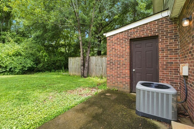 Building Photo - Charming 2-Story Bellevue Townhome in Nashville