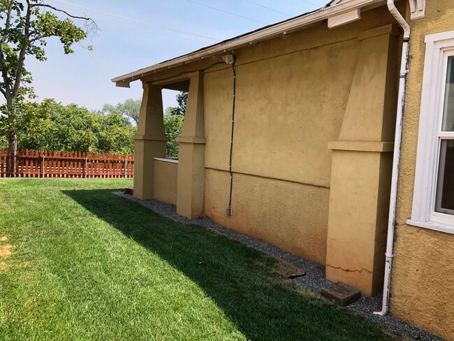 Building Photo - Enjoy The River Breeze On The Front Porch