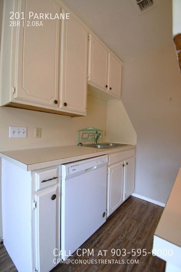 Building Photo - 201 Parklane-