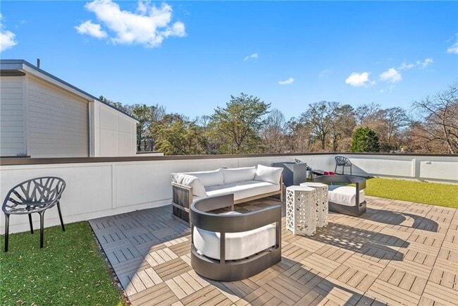 Building Photo - 2424 Memorial Dr SE