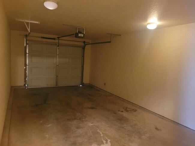 Building Photo - 16880 Huntington Ln