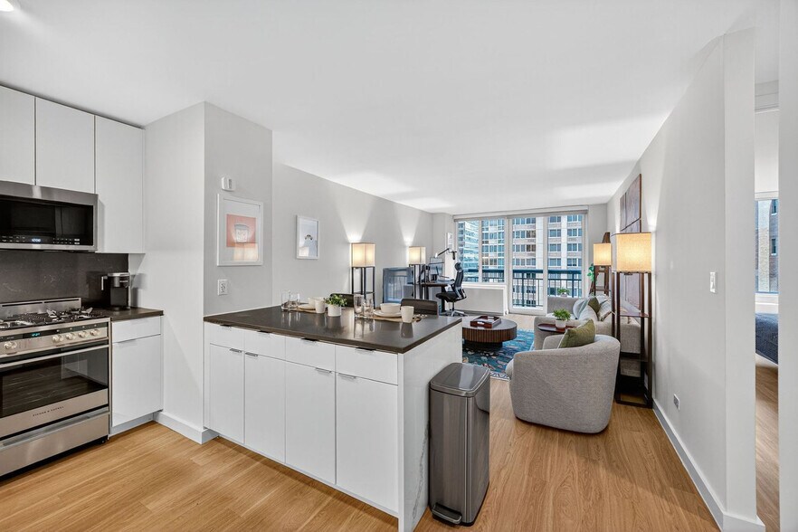 Building Photo - 68 W 37th St