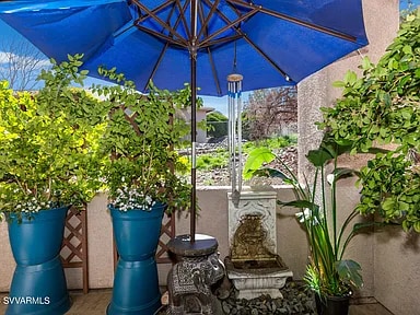 Private outdoor patio, corner - 985 E Mingus Ave