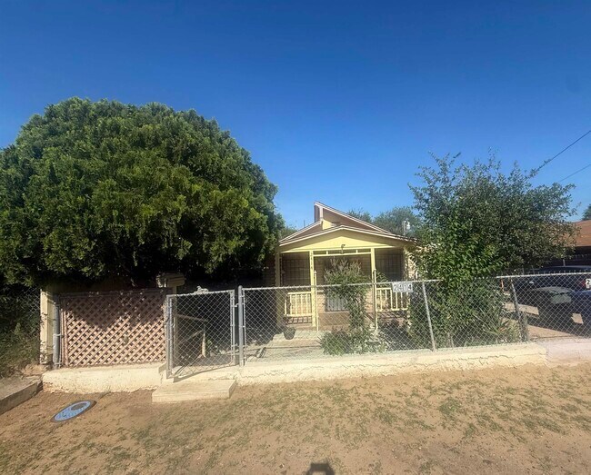 Building Photo - 2414 Sanders Ave