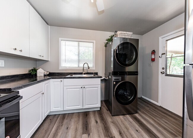 Building Photo - Newly Remodeled 3 Bedroom Home in Central Location