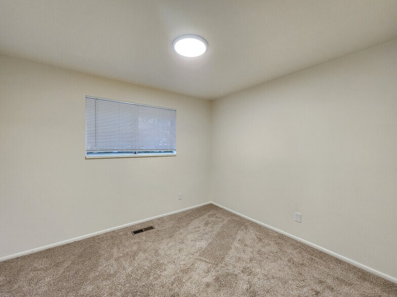 Building Photo - 361 E 650 N