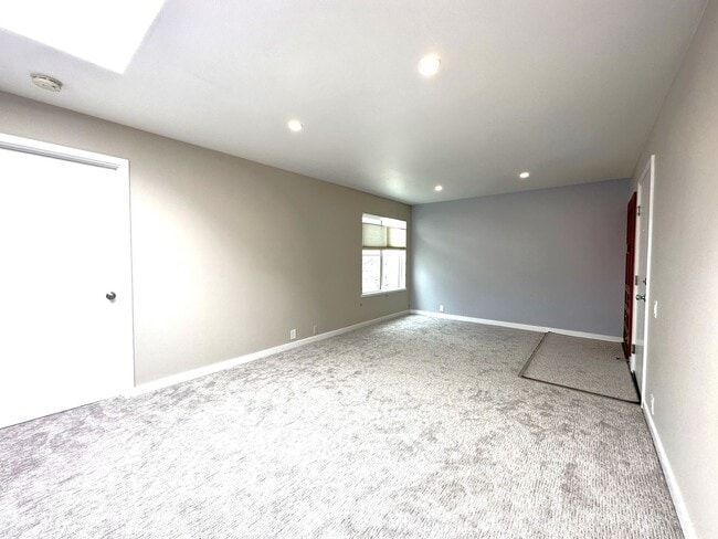 Building Photo - EPIC REA: Bright 1bd/1ba Condo with Washer/Dryer in unit and Parking!