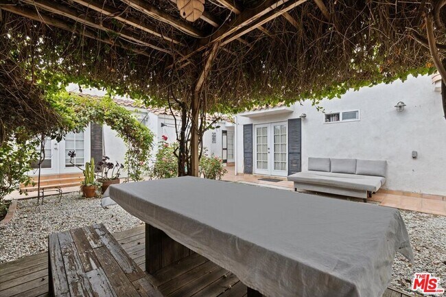 Building Photo - 1018 Havenhurst Dr