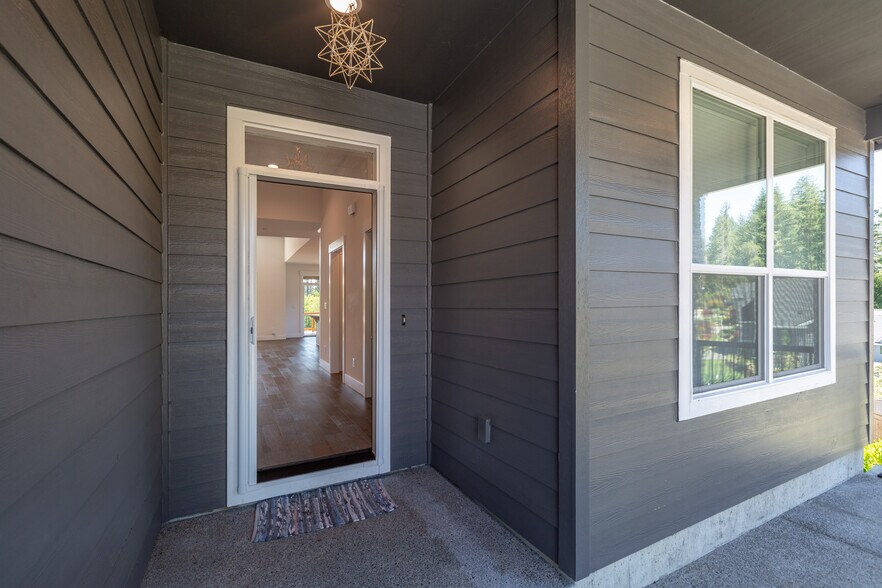 Entry - 3352 NE Spruce Dr