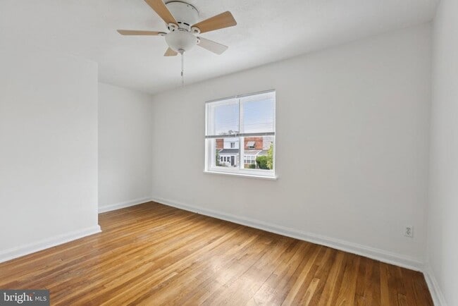 Building Photo - 128 33rd St NE