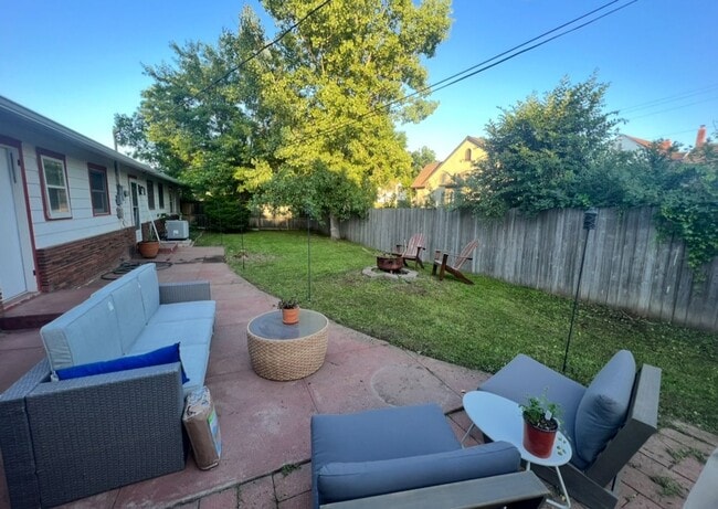 Building Photo - 3 BED | 1.5 BATH | SPACIOUS HOME | CENTRAL