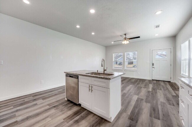 Building Photo - 3-Bed Home with Fenced Yard & Attached Garage in Sunny Side – Denison