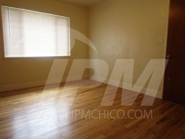 Building Photo - 3-Bed, 1.5-Bath Single-Family Home in the ...