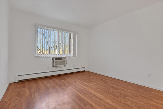 Building Photo - 10 Secora Rd
