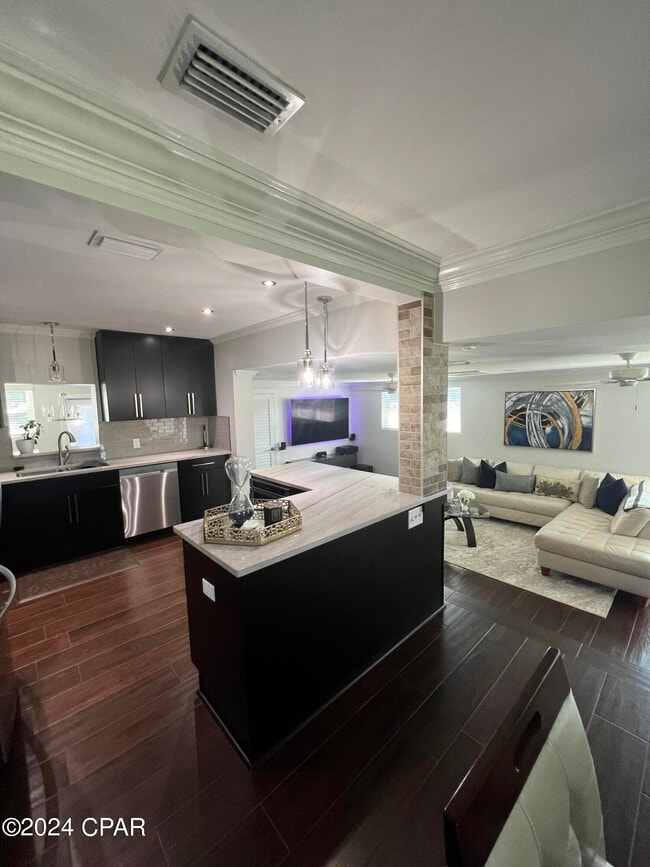 Building Photo - 1528 Oak Ave