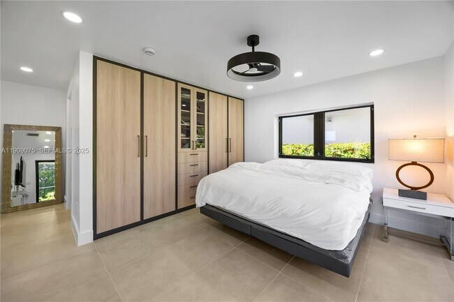 Building Photo - 1141 Hollywood Blvd