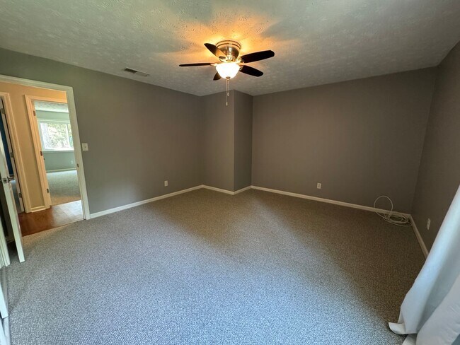 Building Photo - Spacious 3/2.5 House in Twickenham Estates...